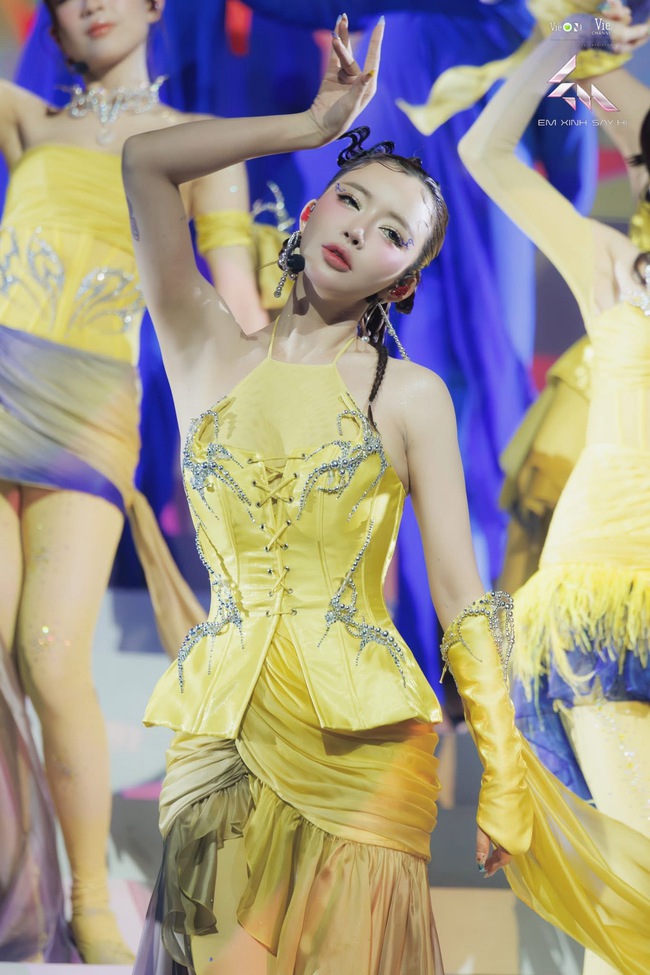 Lịch sử lặp lại với Bích Phương, cảnh oà khóc hé lộ số phận gây sốc của 3 Em Xinh này?- Ảnh 2.