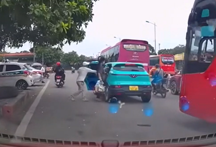 Nhóm người không cho taxi đón khách trong bến, đuổi phụ nữ bế con nhỏ ra khỏi xe- Ảnh 2.