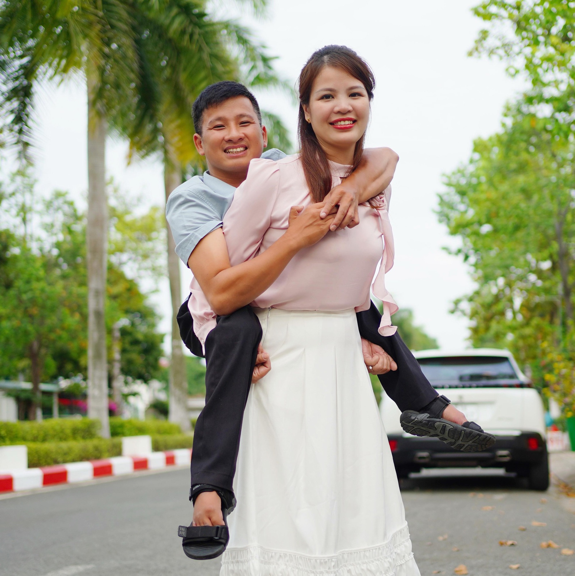 Người phụ nữ xinh đẹp lấy chồng khuyết tật 2 chân ở Phú Thọ: Cuộc sống thay đổi ngoạn mục sau 1 năm- Ảnh 2.