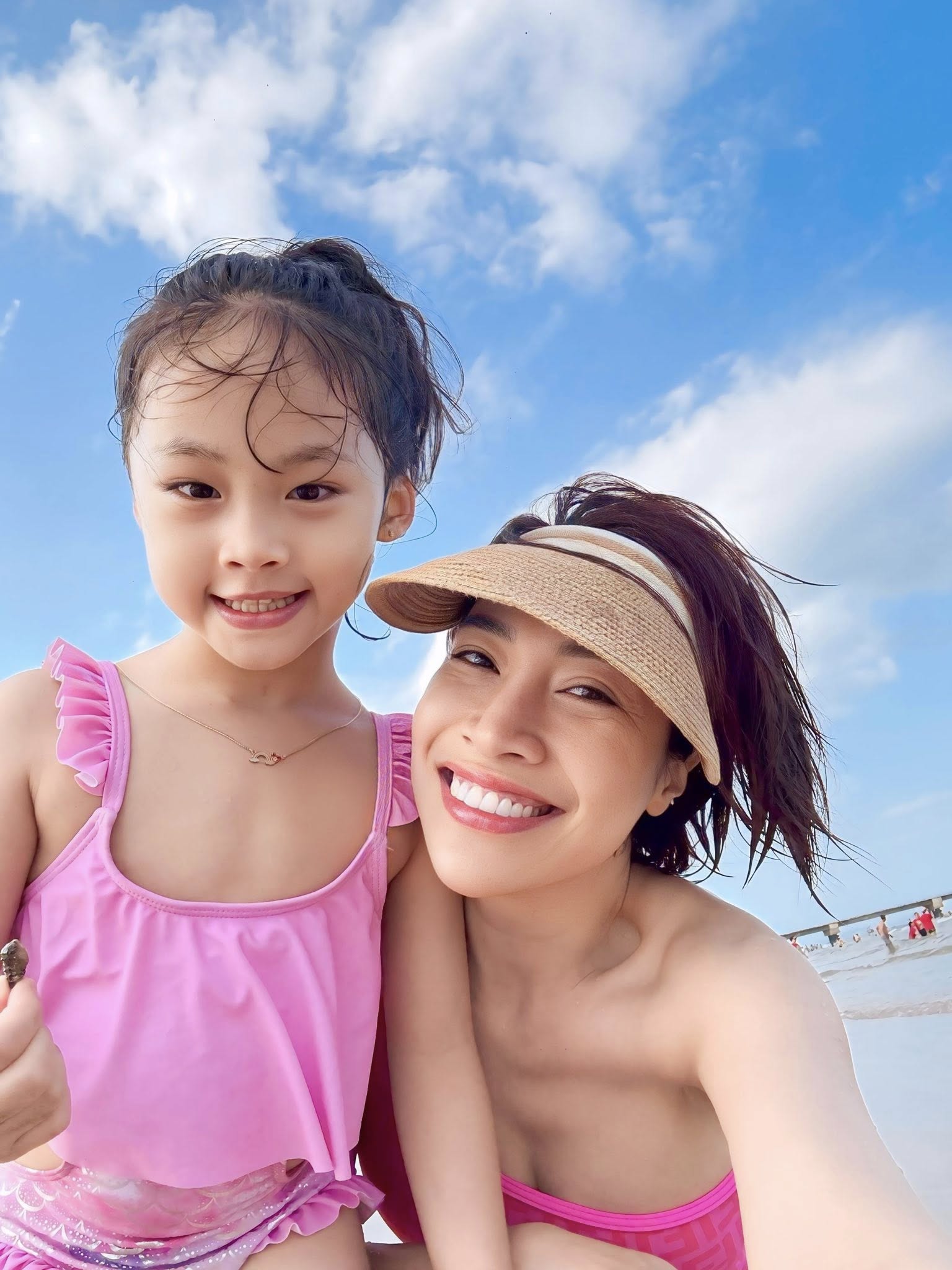 Pha Lê hốt hoảng vì con gái bị bệnh, sốt liên tục không thuyên giảm: 