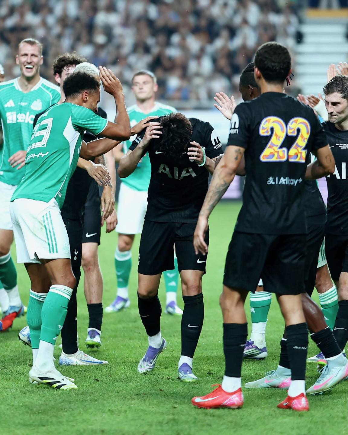 Son Heung-min bật khóc nức nở ngày chia tay Tottenham, tài tử Park Seo Joon đến ôm bạn thân an ủi- Ảnh 7.