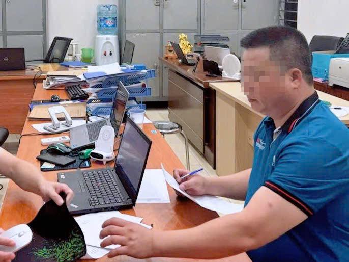 Danh tính và lời khai tài xế 7 chỗ đi vào làn khẩn cấp, còn rút chìa khóa xe khách cầm đi- Ảnh 2.