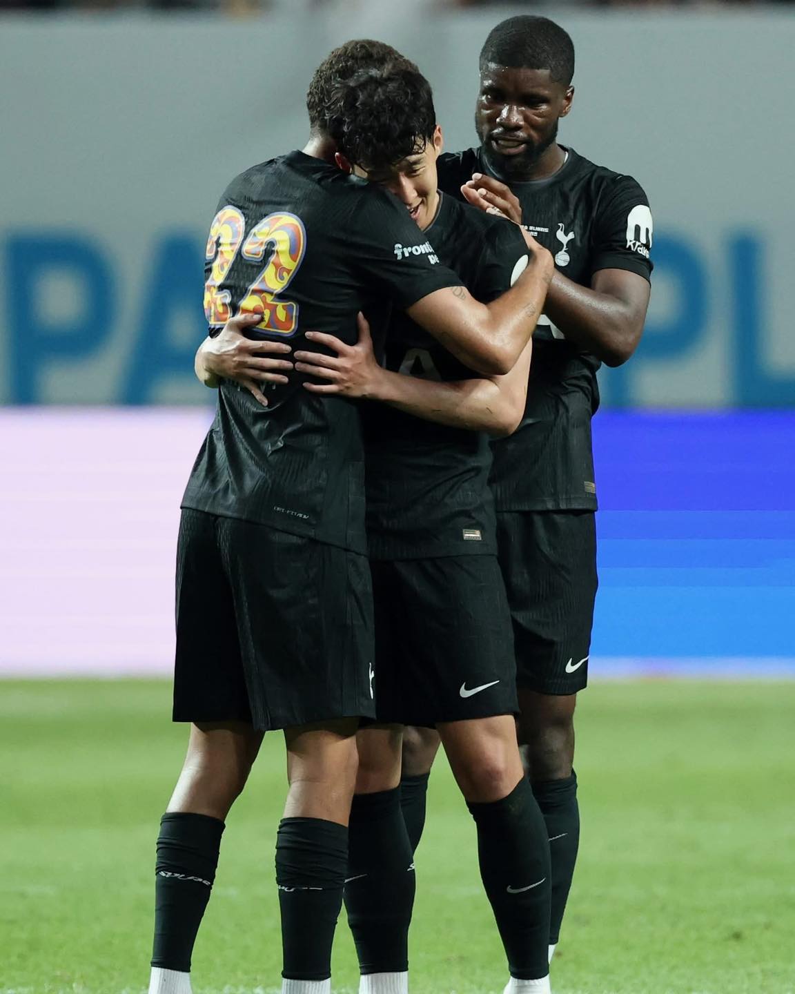 Son Heung-min bật khóc nức nở ngày chia tay Tottenham, tài tử Park Seo Joon đến ôm bạn thân an ủi- Ảnh 3.