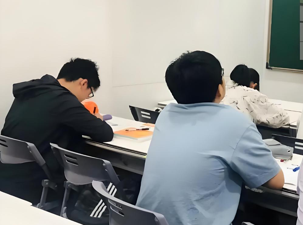 Giáo viên dạy kèm cho cặp sinh đôi, ngày 2 em đỗ cô bất ngờ bị kiện, phải trả lại toàn bộ học phí- Ảnh 2.