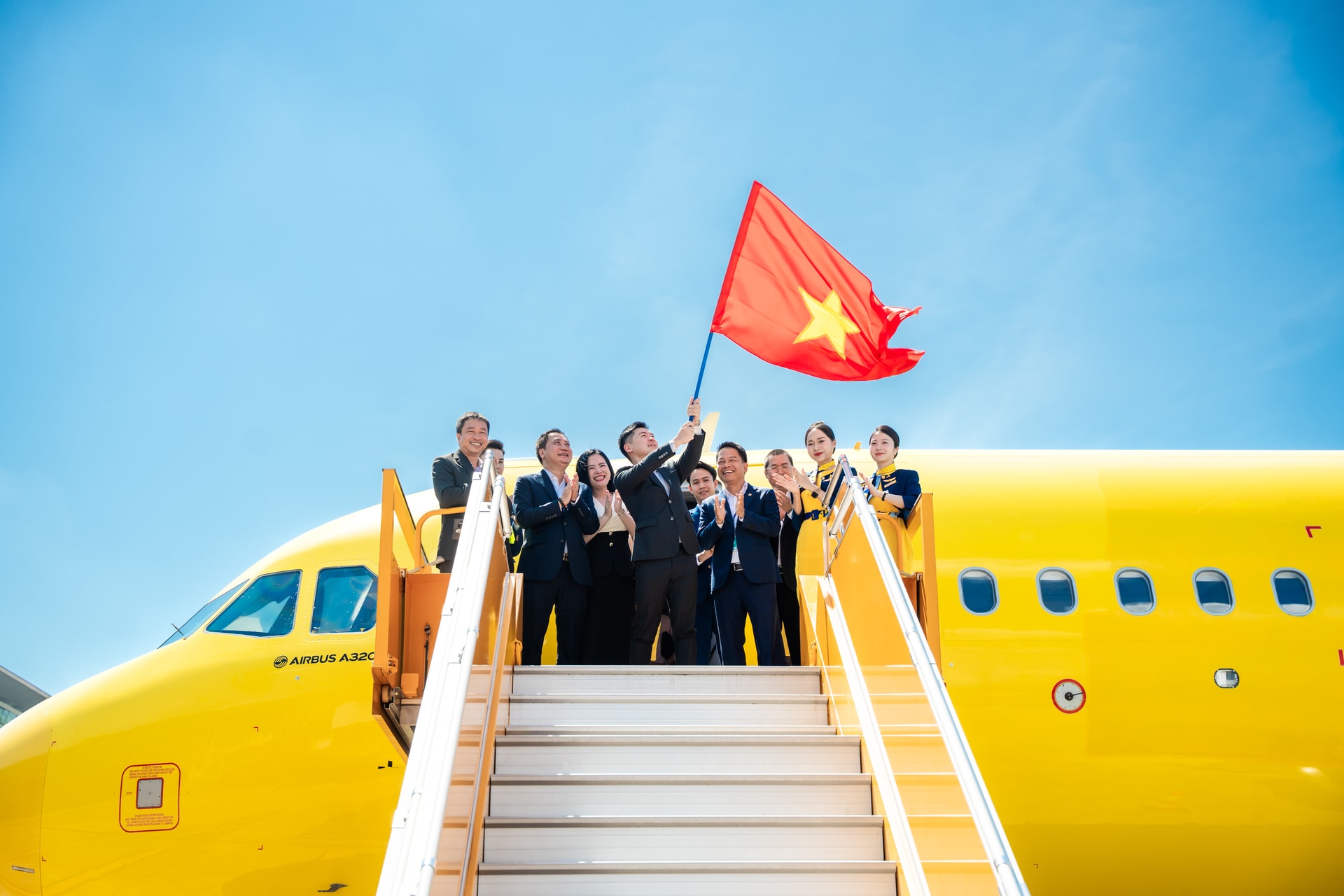 Vietravel Airlines đón thêm tàu bay Airbus thứ 2, cổ phiếu gia đình bầu Hiển tăng kịch trần- Ảnh 1.