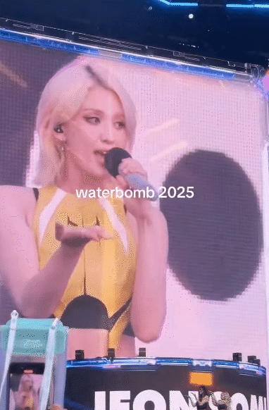 Muốn “ướt sũng” cùng idol: Chỉ có thể đến WATERBOMB!- Ảnh 1.