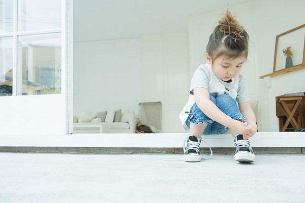 Con thích đi thử dép của người lớn: Hành động không đơn giản là đáng yêu như bố mẹ nghĩ- Ảnh 2.