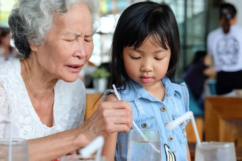 "Bà lại đến ăn miễn phí" - Câu nói của đứa cháu 5 tuổi khiến bà bật khóc, ai nấy chỉ trích người mẹ- Ảnh 1. "Bà lại đến ăn miễn phí" - Câu nói của đứa cháu 5 tuổi khiến bà bật khóc, ai nấy chỉ trích người mẹ- Ảnh 1.