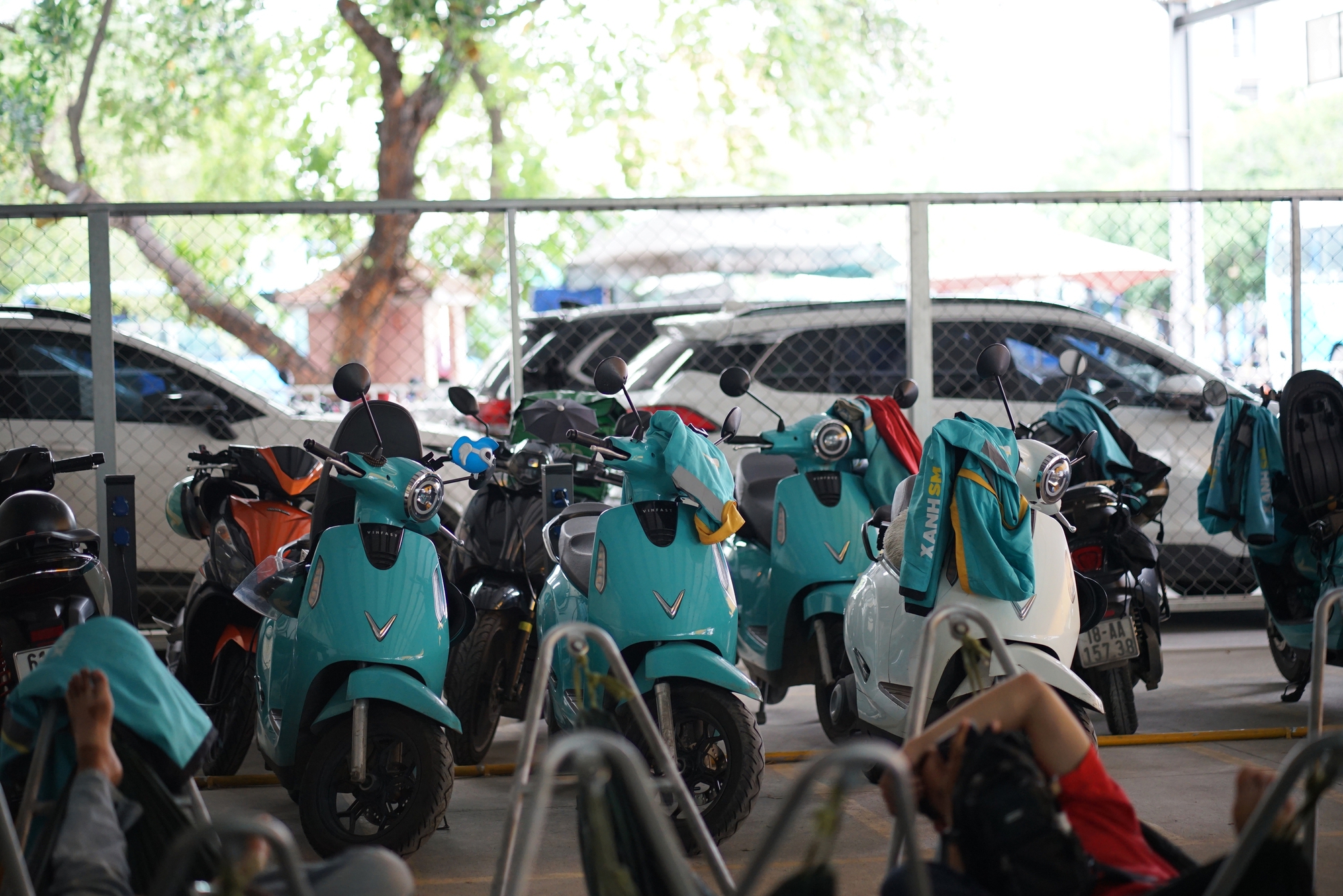 TP.HCM nở rộ trạm sạc xe điện cho tài xế công nghệ: Võng, nước mát, phòng lạnh đủ cả, chi phí chỉ từ nửa bát phở- Ảnh 2.