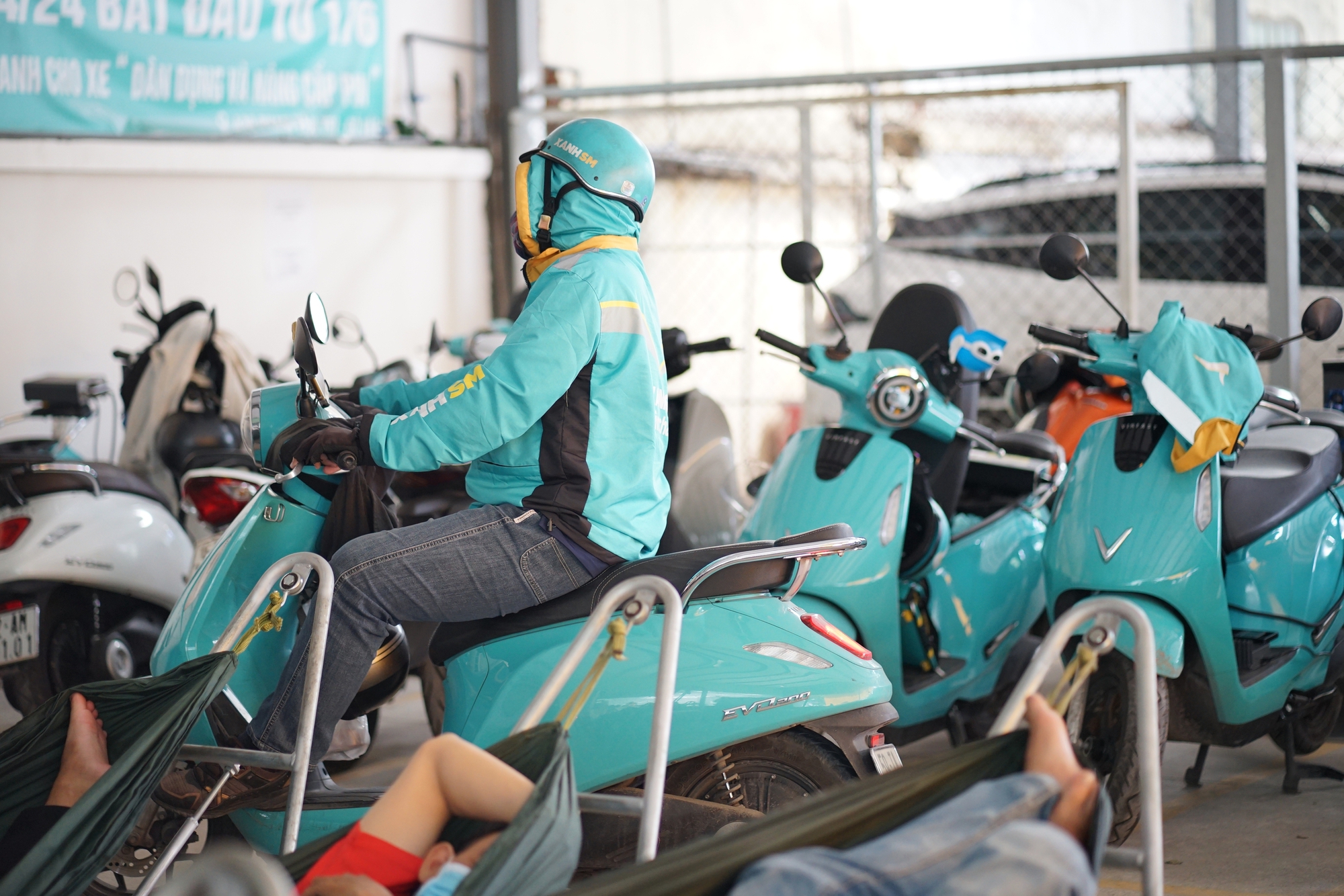 TP.HCM nở rộ trạm sạc xe điện cho tài xế công nghệ: Võng, nước mát, phòng lạnh đủ cả, chi phí chỉ từ nửa bát phở- Ảnh 3.