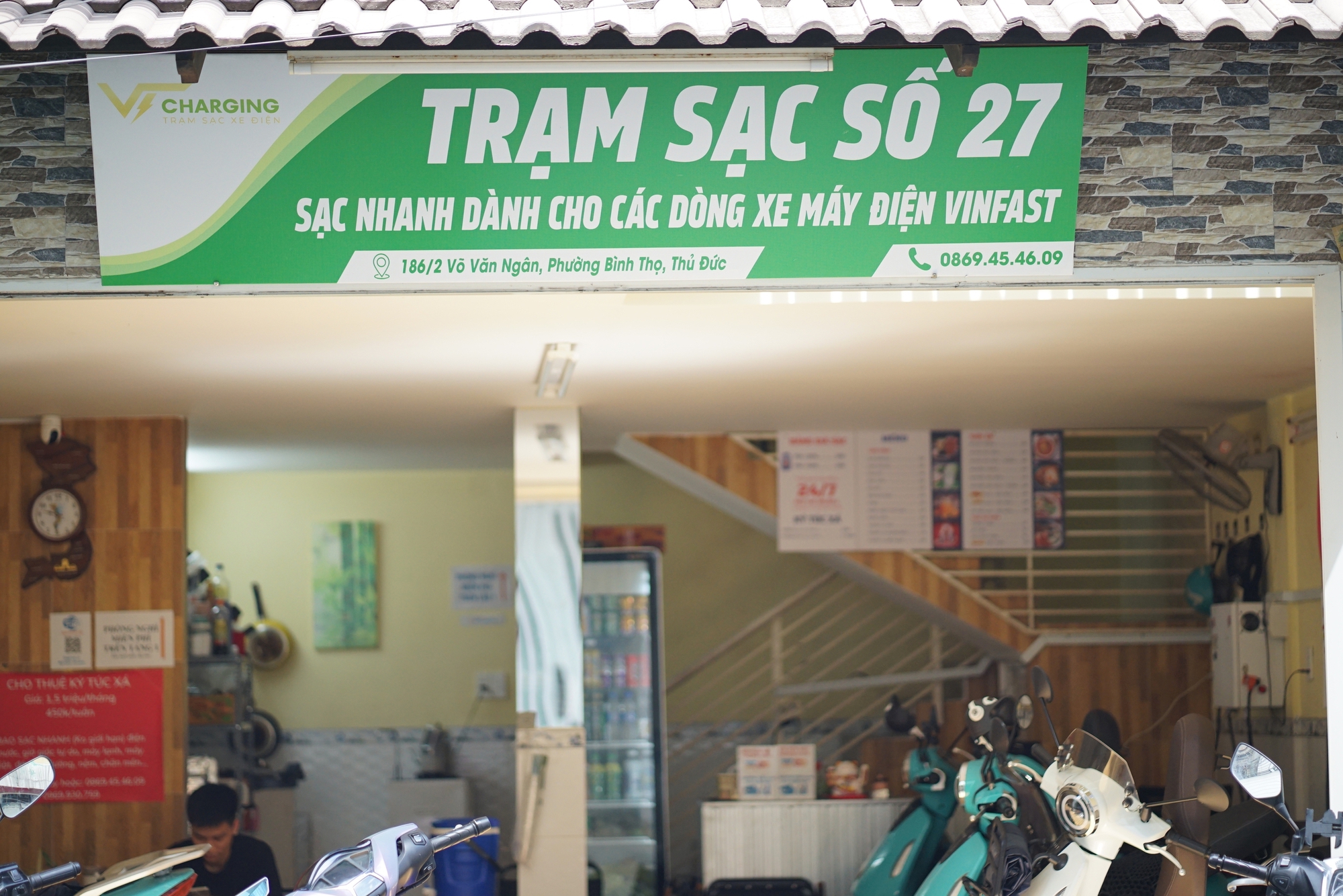 TP.HCM nở rộ trạm sạc xe điện cho tài xế công nghệ: Võng, nước mát, phòng lạnh đủ cả, chi phí chỉ từ nửa bát phở- Ảnh 1.