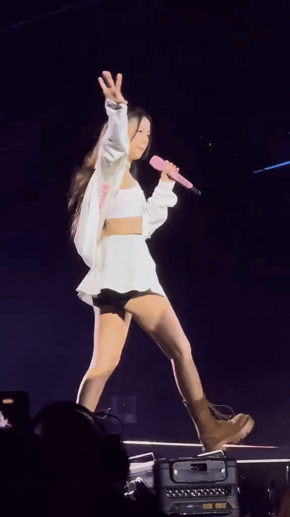 Jisoo hơi bạo một tí đã bị fan phản ứng- Ảnh 2.