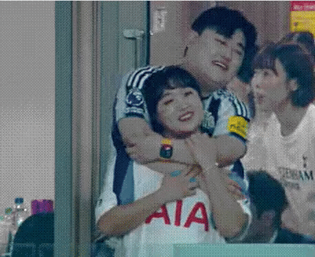 Trận đấu chia tay Son Heung Min hóa lễ trao giải: Park Seo Joon - 2NE1 nô nức check-in, 1 sao nữ tái hiện clip 