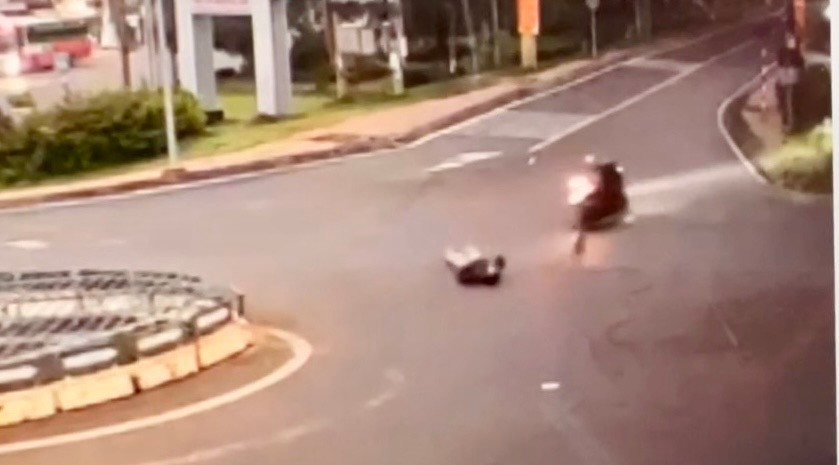 Xe tải kéo đứt dây cáp viễn thông, người đi xe máy bị quật văng giữa đường- Ảnh 1.