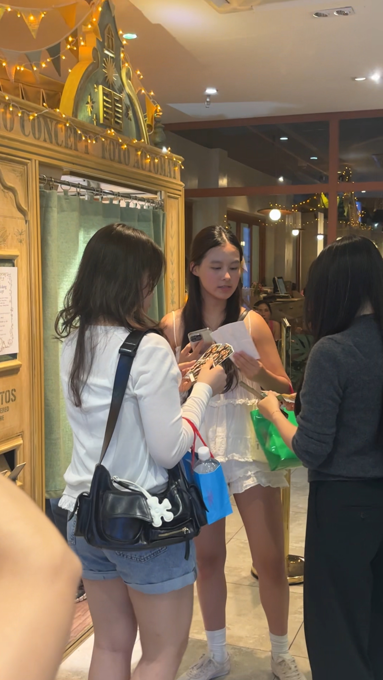 Dân văn phòng đi làm 8 tiếng, khối nghỉ hè thì chờ 8 tiếng, mang cả sạc dự phòng “cắm trại” trong tiệm photobooth- Ảnh 9.