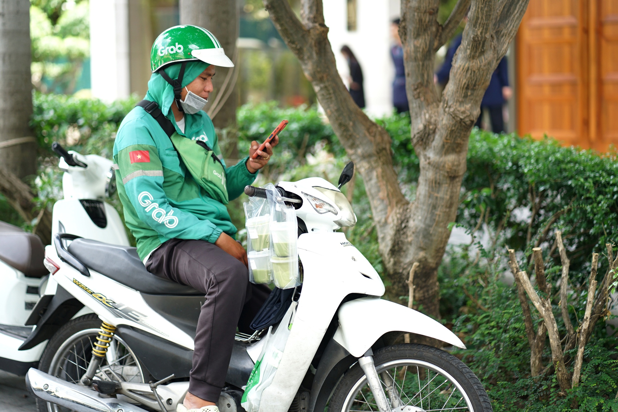 Rục rịch bỏ xe xăng chạy xe điện nhưng các bác tài vẫn lăn tăn trăm mối: Muốn lắm mà vẫn chưa dám!- Ảnh 2.