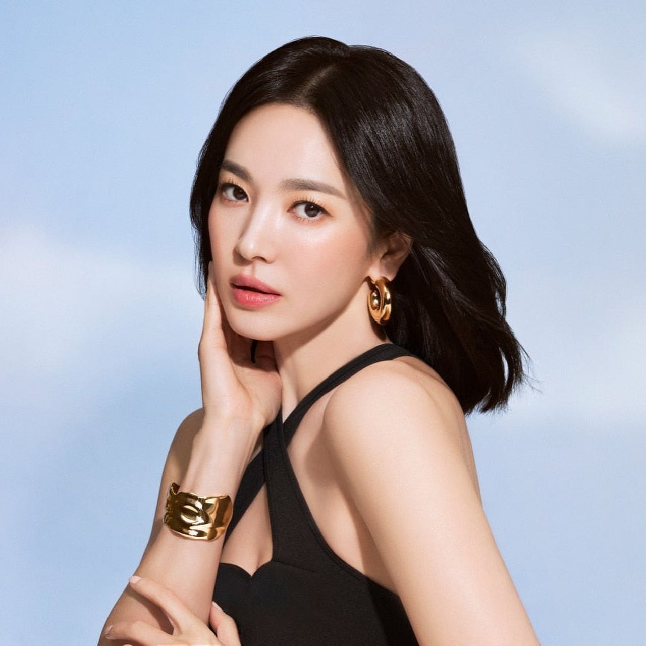 Đang yên đang lành, Song Hye Kyo bất ngờ bị tình cũ 