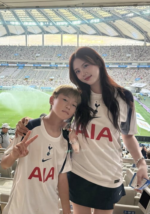 Trận đấu chia tay Son Heung Min hóa lễ trao giải: Park Seo Joon - 2NE1 nô nức check-in, 1 sao nữ tái hiện clip 