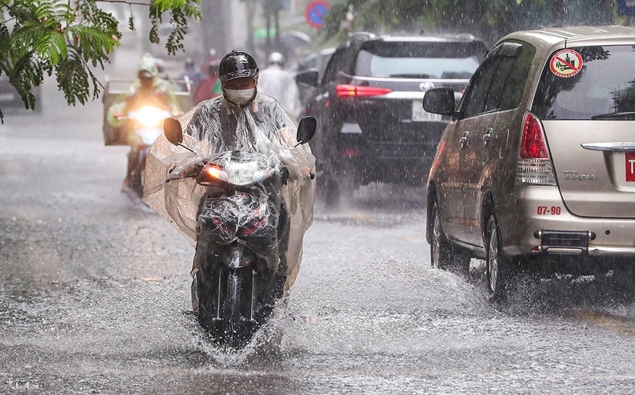 Tin vui: Nóng hầm hập suốt nhiều ngày, miền Bắc sắp đón mưa lớn giải nhiệt từ chiều nay- Ảnh 1.