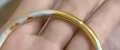 Người phụ nữ nhặt được vòng vàng nhưng vứt đi luôn, 3 ngày sau cảnh sát triệu tập: Tòa phán "chị phải bồi thường 60 triệu đồng"- Ảnh 1.