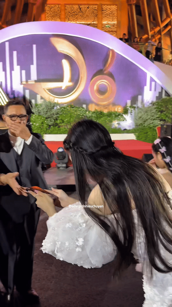 Lọ Lem nhà MC Quyền Linh lộ sắc vóc thật, vừa xuất hiện đã làm 1 hành động 