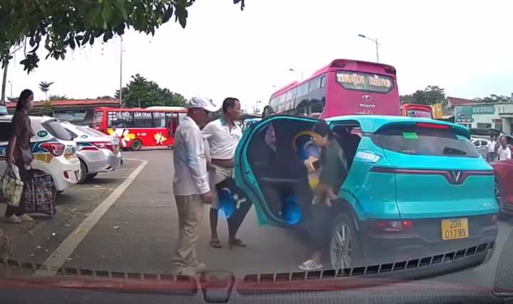 Nhóm người không cho taxi đón khách trong bến, đuổi phụ nữ bế con nhỏ ra khỏi xe- Ảnh 1.