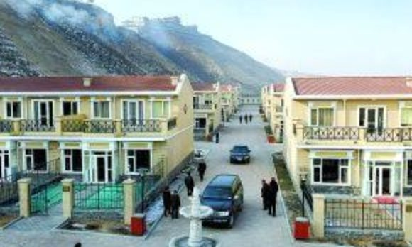 Tỷ phú 82 tuổi xây chung cư 5.000 m2 tặng cả làng, cho mỗi gia đình 1 căn hộ để trả ân nghĩa- Ảnh 1.