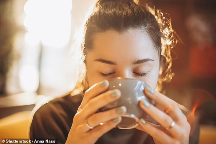 Vì sao trời nóng uống nước ấm có thể giúp hạ nhiệt?- Ảnh 1.
