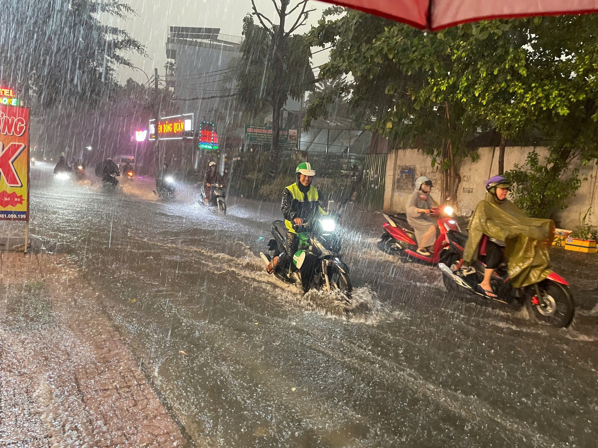 Mưa lớn bất ngờ đổ xuống TP HCM, nhiều tuyến đường đang ngập sâu, xe chết máy- Ảnh 10.