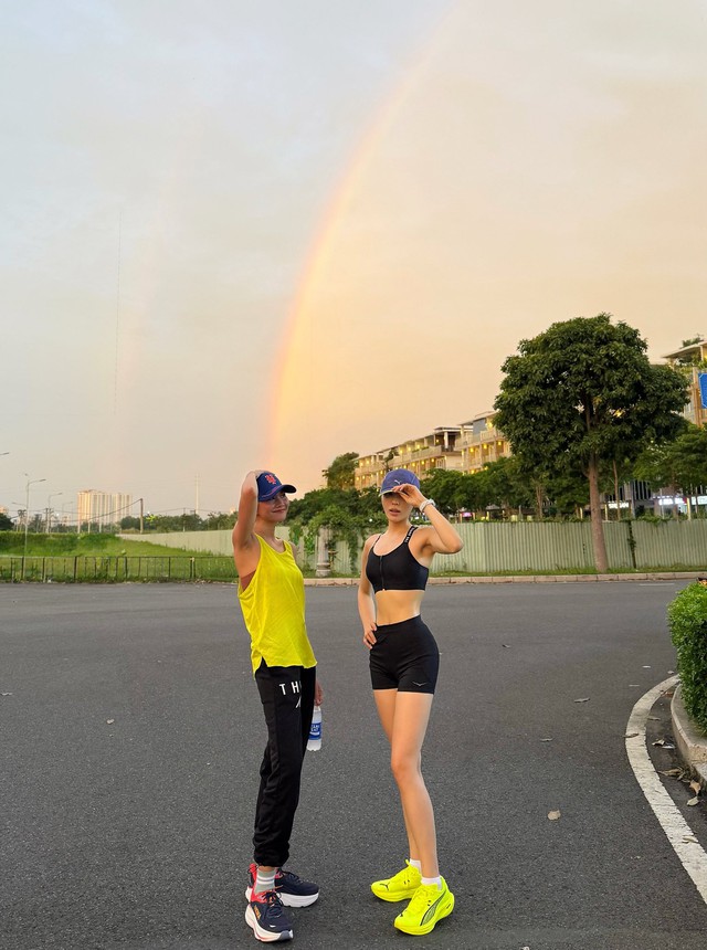 Siêu mẫu Thanh Hằng U50 dáng vẫn cực nuột nà nhờ tập gym, yoga và một môn thể thao mạnh- Ảnh 2.