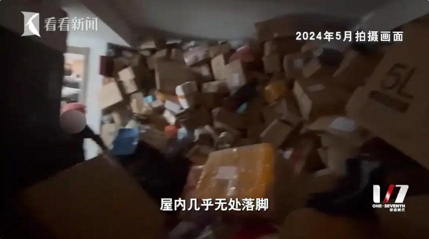 Bà lão U70 chi 7 tỷ mua sắm online, ngày ngày ngủ trong đống đồ ship vì “sợ bị mọi người vay tiền nên tiêu trước”- Ảnh 1.