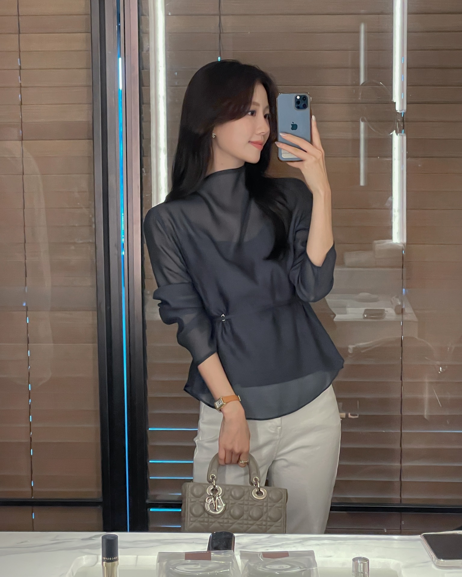 4 mẫu áo đáng sắm nhất lúc này vì sành điệu từ hè sang thu- Ảnh 3.