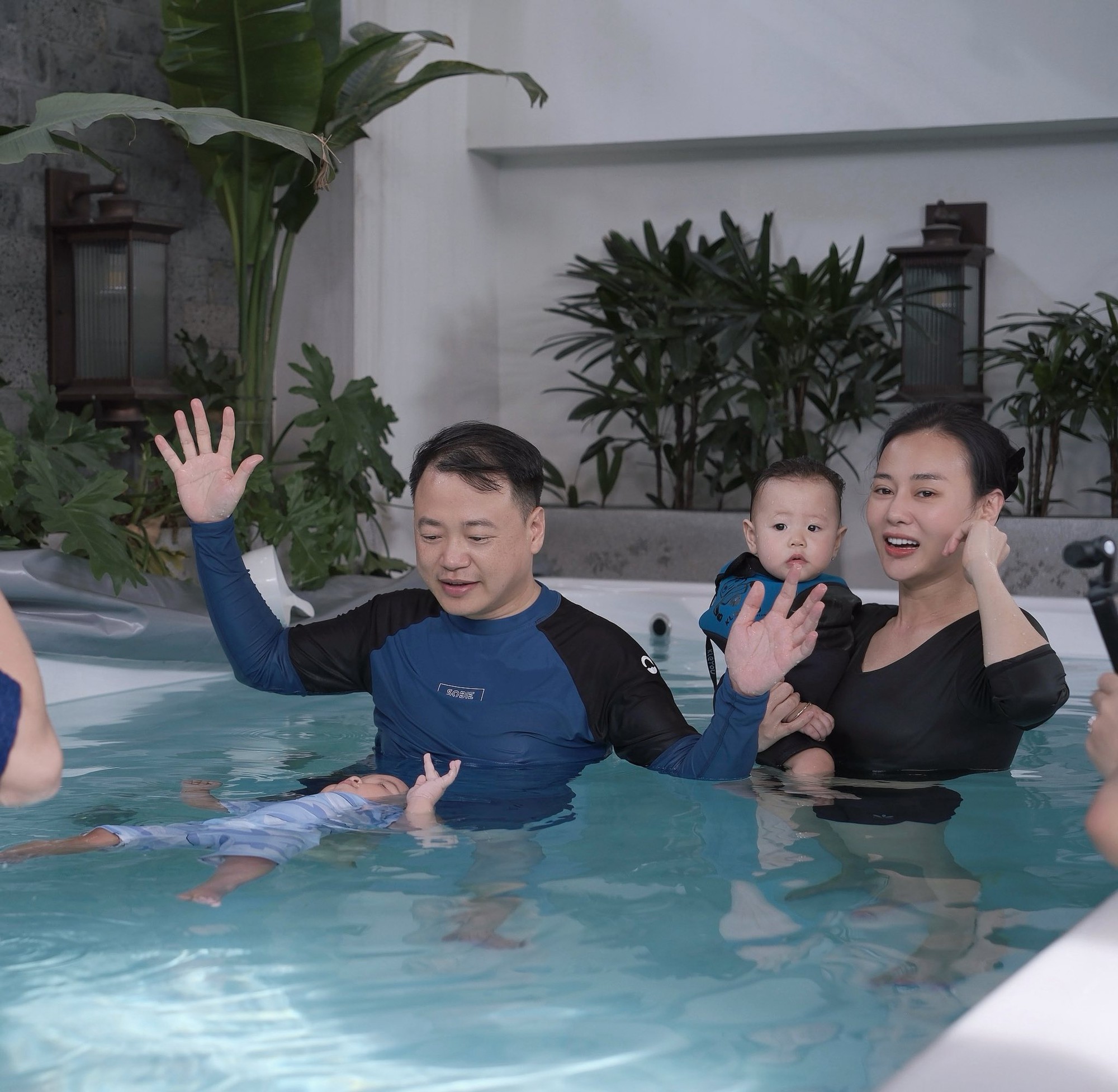 Tranh cãi chuyện Phương Oanh cho cặp sinh đôi tập bơi khi chỉ mới hơn 1 tuổi: Người khen mẹ bình tĩnh, người lại lo Tranh cãi chuyện Phương Oanh cho cặp sinh đôi tập bơi khi chỉ mới hơn 1 tuổi: Người khen mẹ bình tĩnh, người lại lo