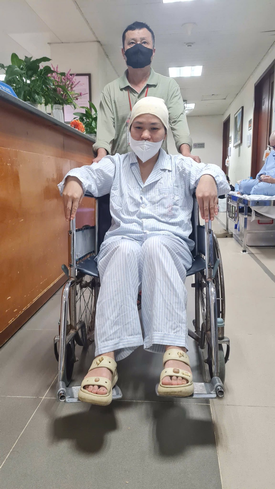 Cô giáo vùng cao ngã quỵ khi bỗng dưng phát hiện mắc ung thư máu ác tính: "Tôi chỉ mong được sống để trở về với 2 con nhỏ và các học trò"- Ảnh 1.