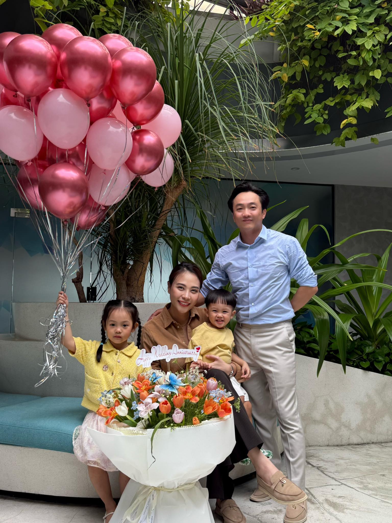 Cuộc sống hòa hợp của vợ chồng Cường Đô La trong biệt thự đẹp như trung tâm thương mại ở TP.HCM- Ảnh 1.