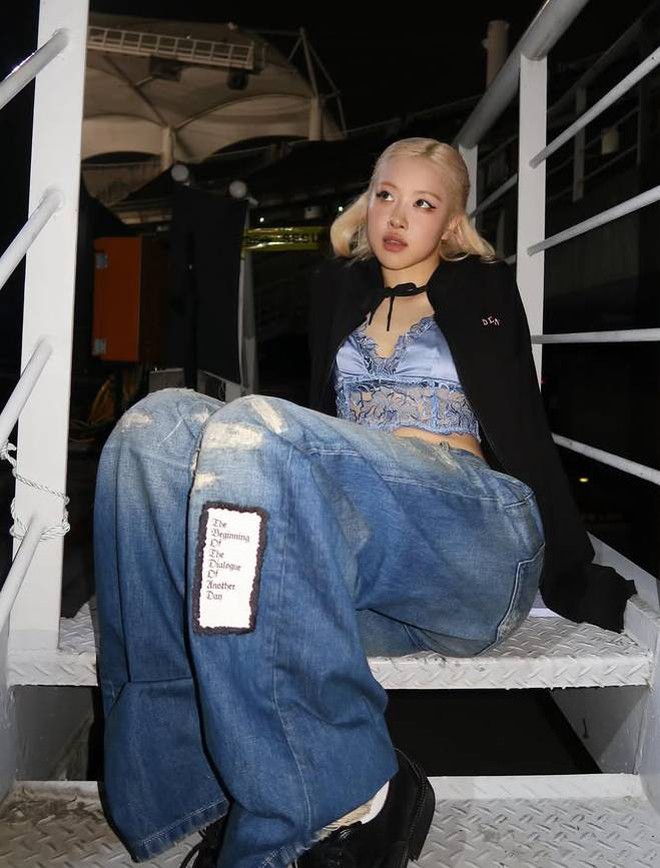 Rosé dạo này mặc quần jeans đẹp đỉnh, nhìn thôi cũng thấy mát cả mùa hè- Ảnh 8.