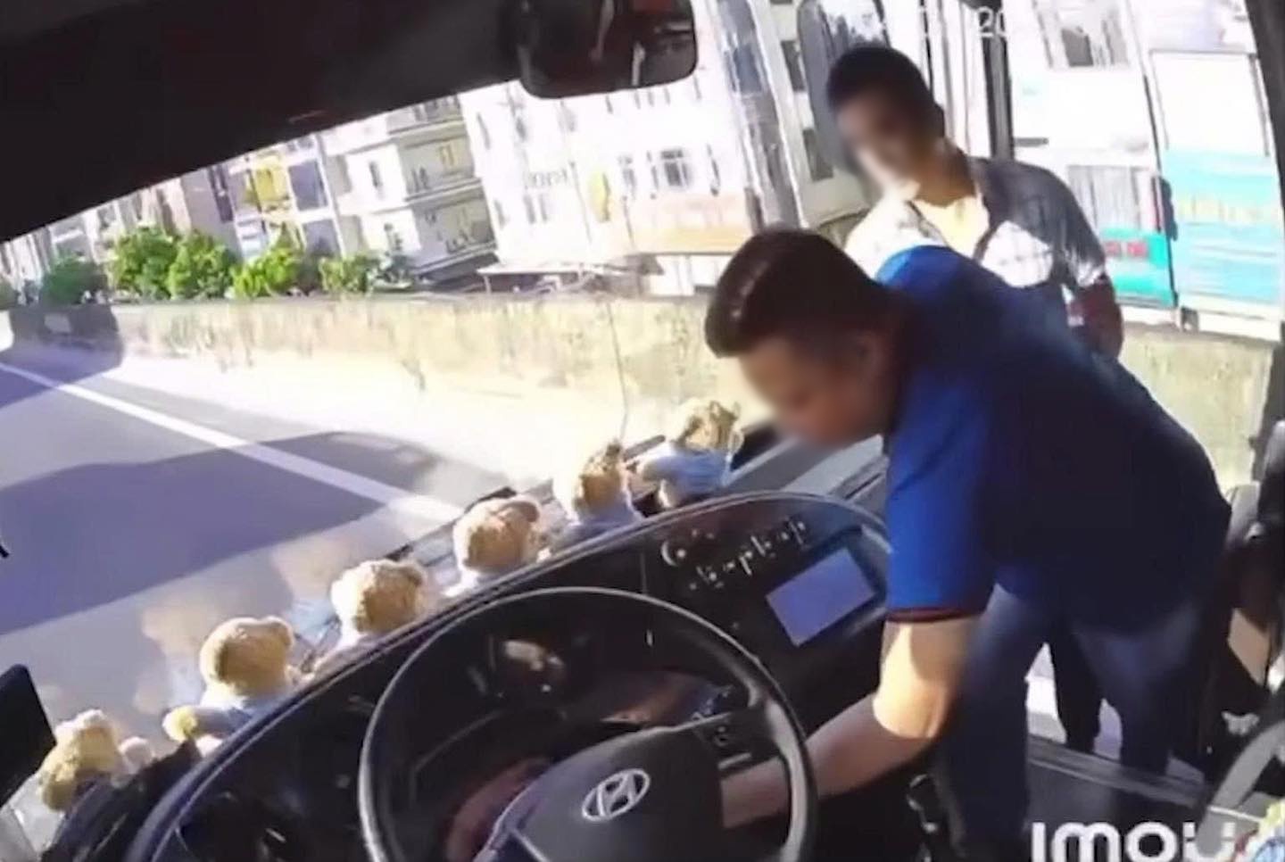 Khi hàng chục người già, trẻ nhỏ đội nắng giữa trời Hà Nội 40 độ C vì một chiếc chìa khóa- Ảnh 5.