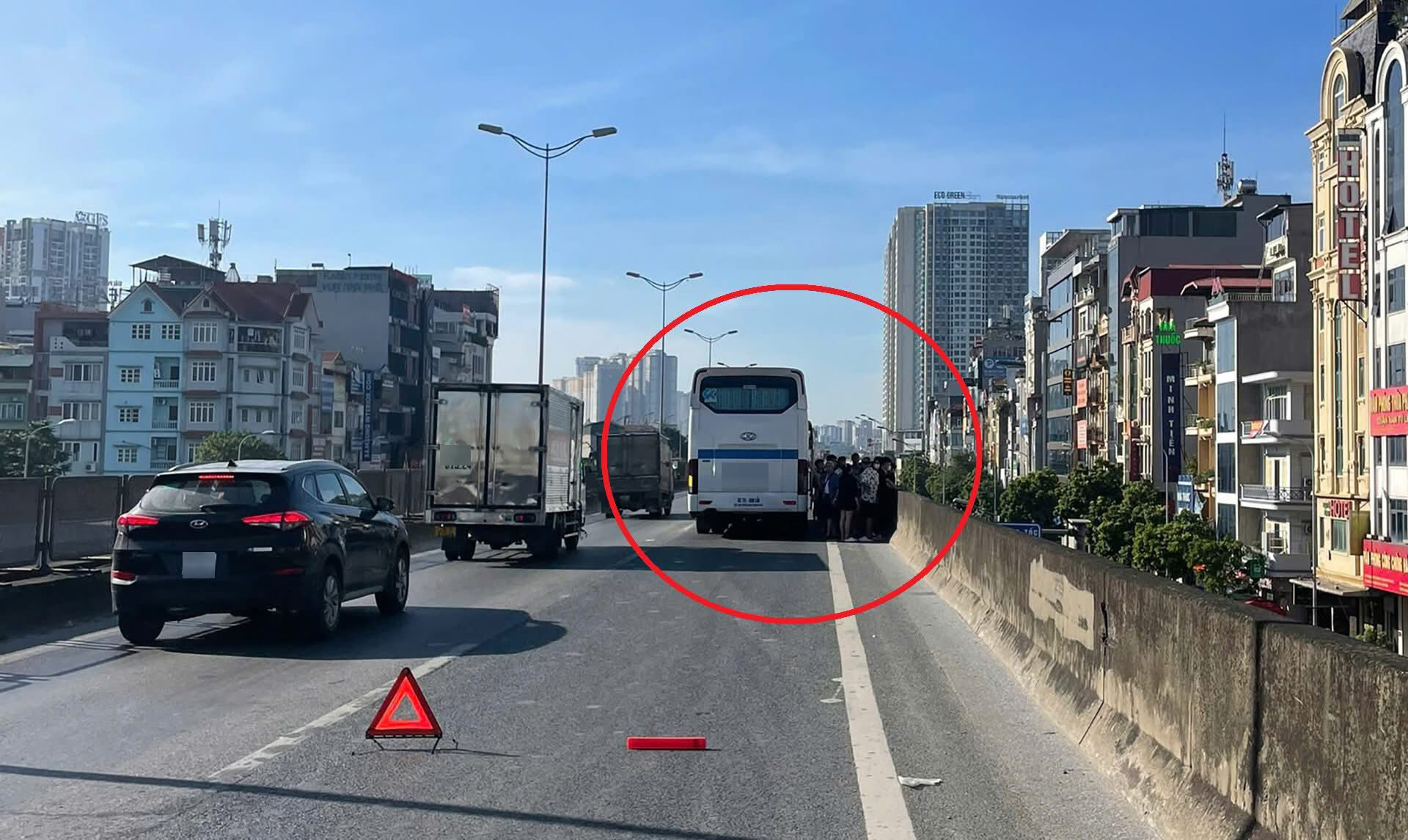 Khi hàng chục người già, trẻ nhỏ đội nắng giữa trời Hà Nội 40 độ C vì một chiếc chìa khóa- Ảnh 1.
