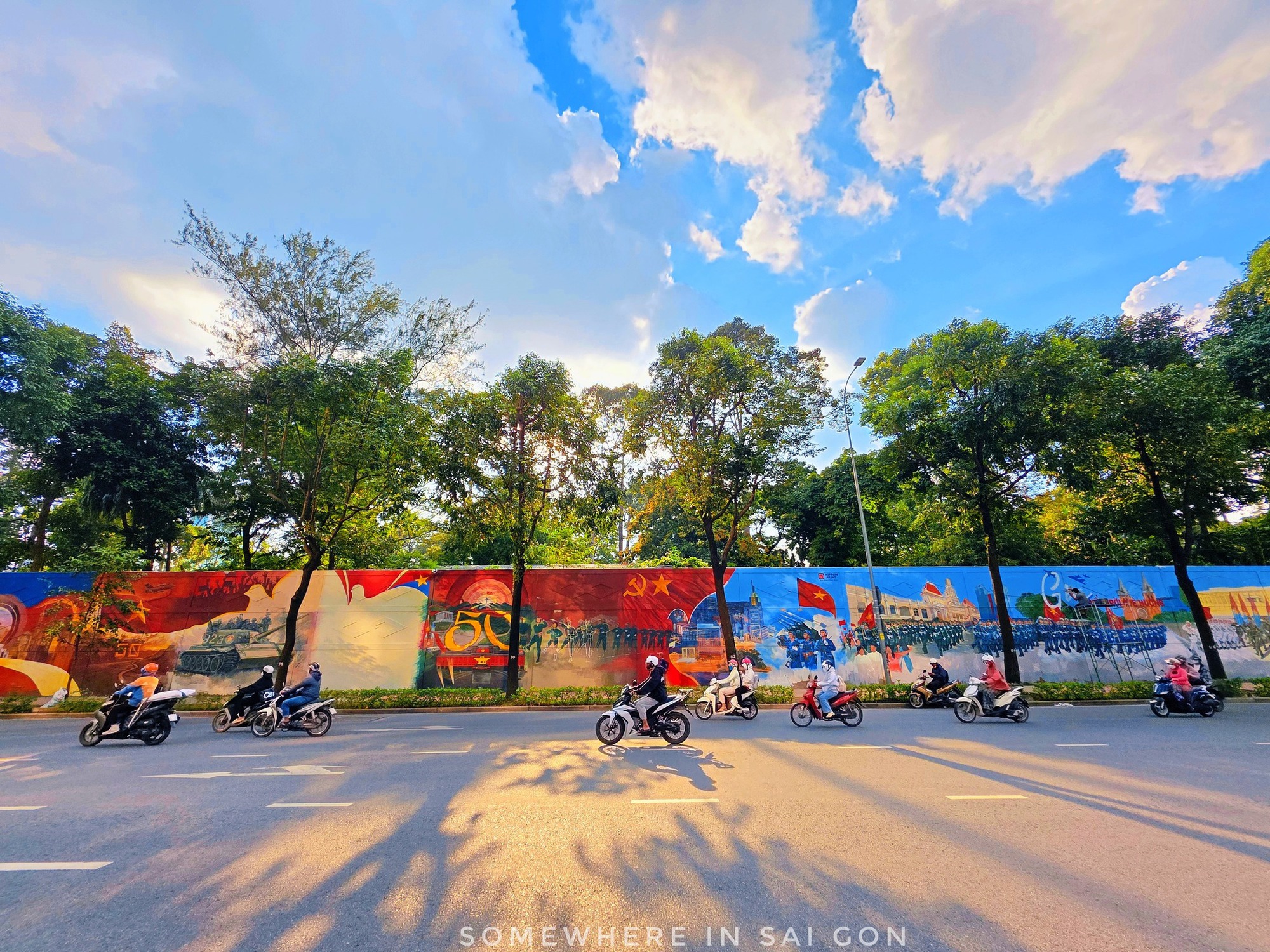 Trước thềm 2/9: Bức tranh diễu binh dài 300m tại TP.HCM khiến ai đi ngang cũng phải bồi hồi, xúc động- Ảnh 1.