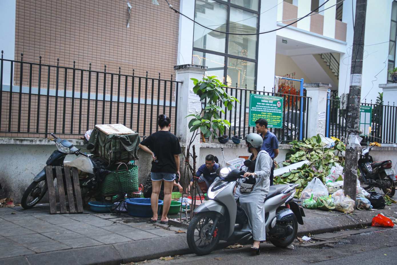 Chợ cóc át chợ chính tại Hà Nội, giao thông ùn tắc- Ảnh 8.