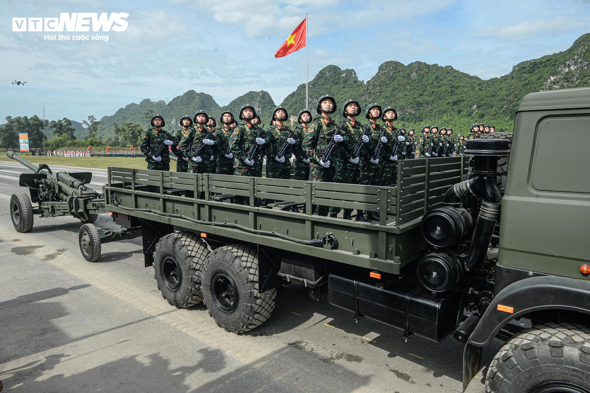 Tên lửa, xe chiến đấu 'Made in Vietnam' phô diễn sức mạnh tại buổi hợp luyện A80- Ảnh 10.
