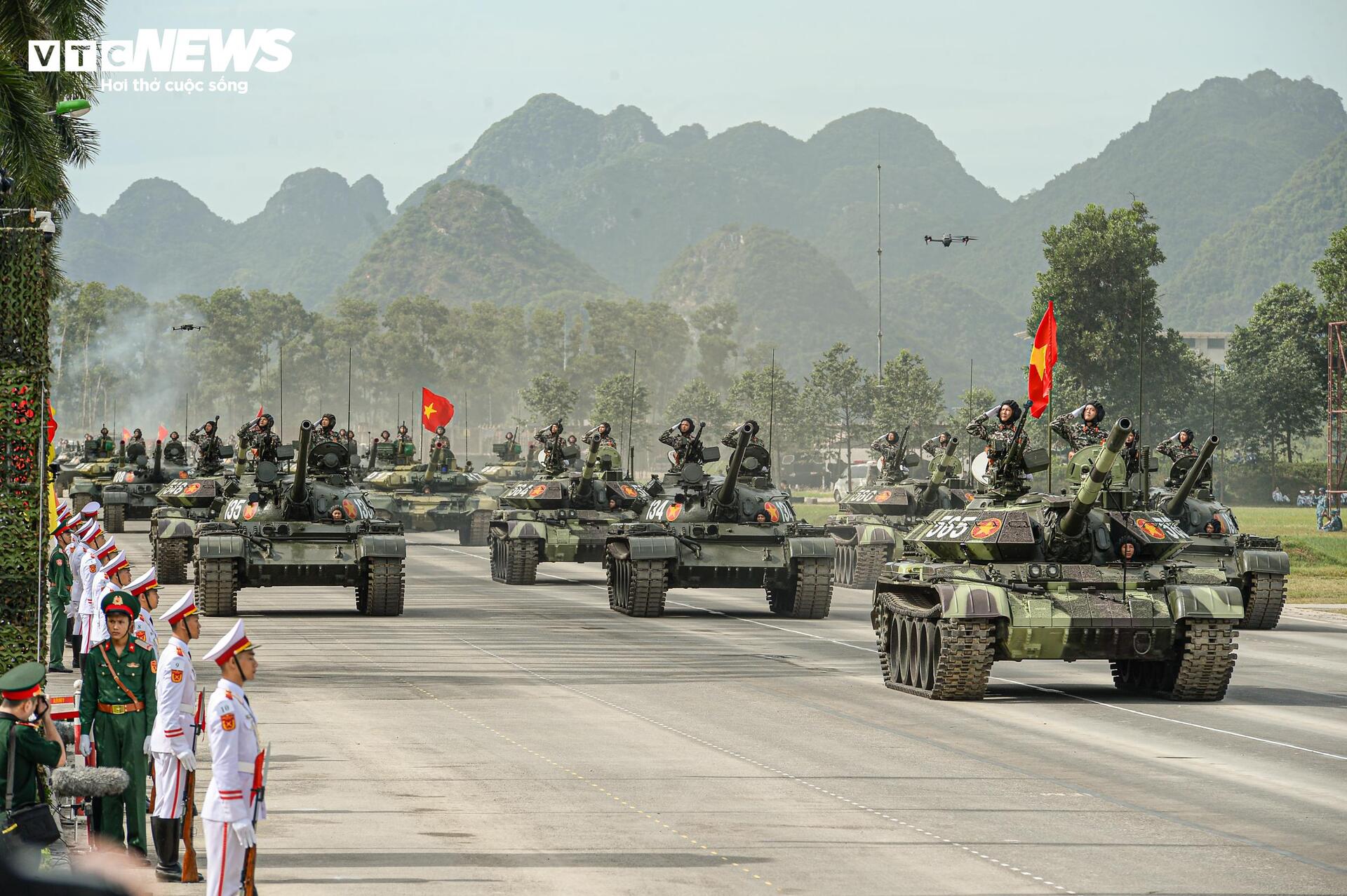 Tên lửa, xe chiến đấu 'Made in Vietnam' phô diễn sức mạnh tại buổi hợp luyện A80- Ảnh 1.