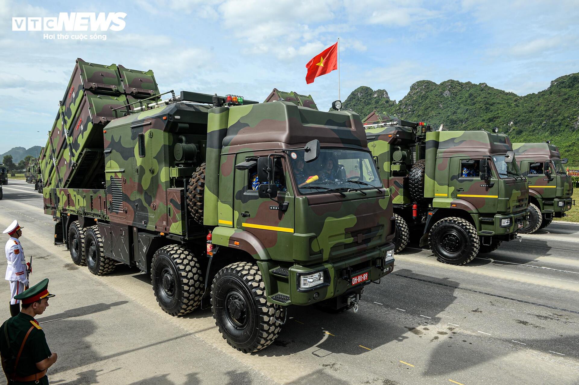 Tên lửa, xe chiến đấu 'Made in Vietnam' phô diễn sức mạnh tại buổi hợp luyện A80- Ảnh 15.