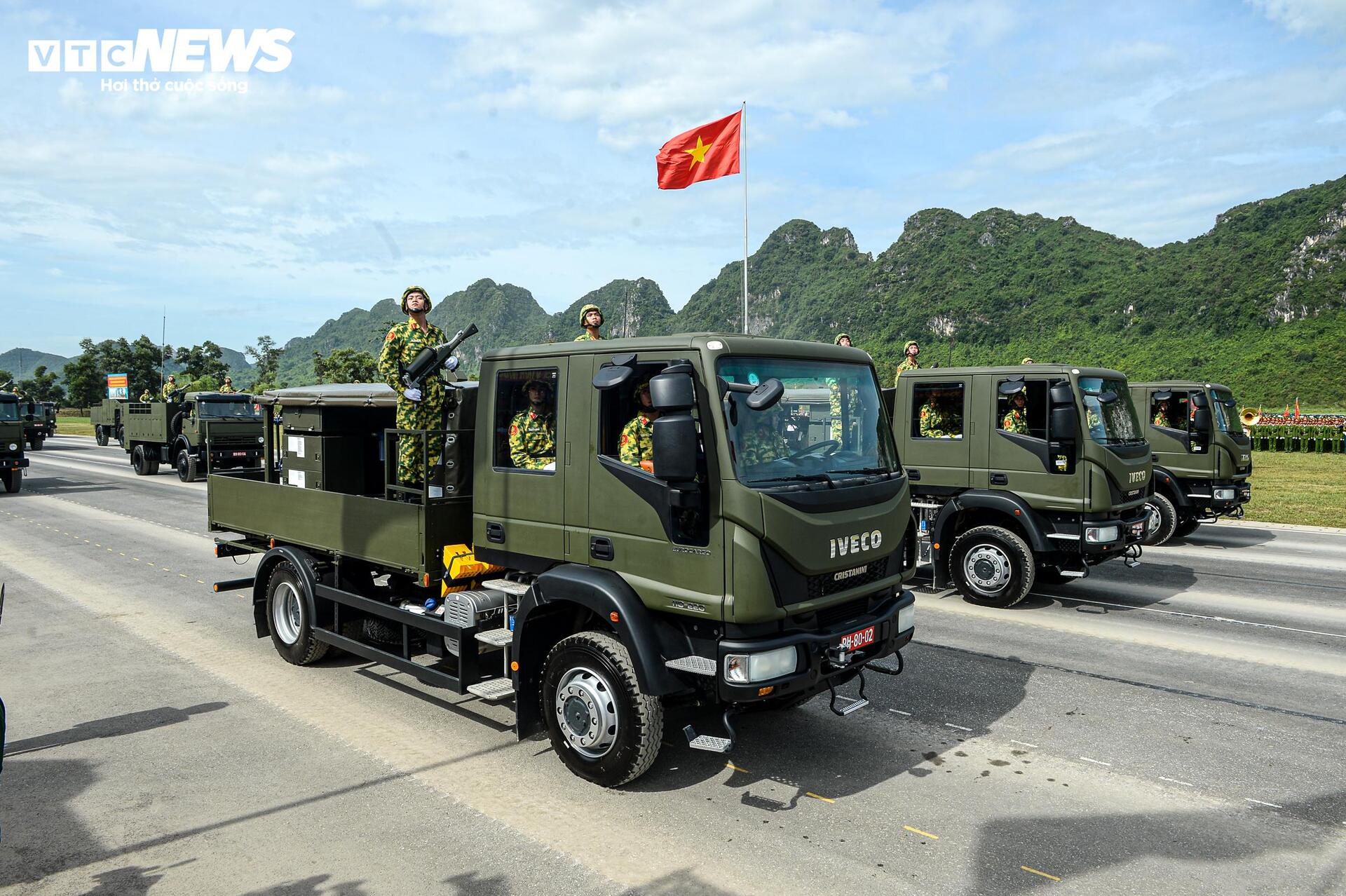 Tên lửa, xe chiến đấu 'Made in Vietnam' phô diễn sức mạnh tại buổi hợp luyện A80- Ảnh 19.