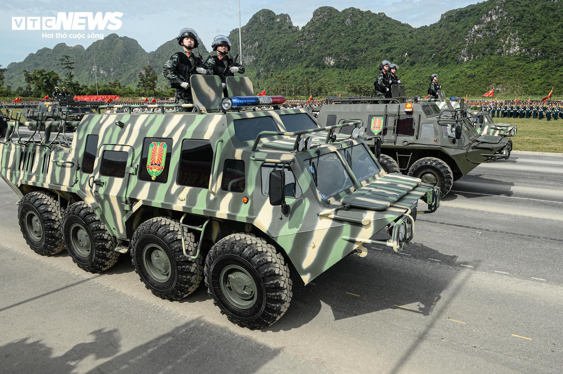 Tên lửa, xe chiến đấu 'Made in Vietnam' phô diễn sức mạnh tại buổi hợp luyện A80- Ảnh 23.
