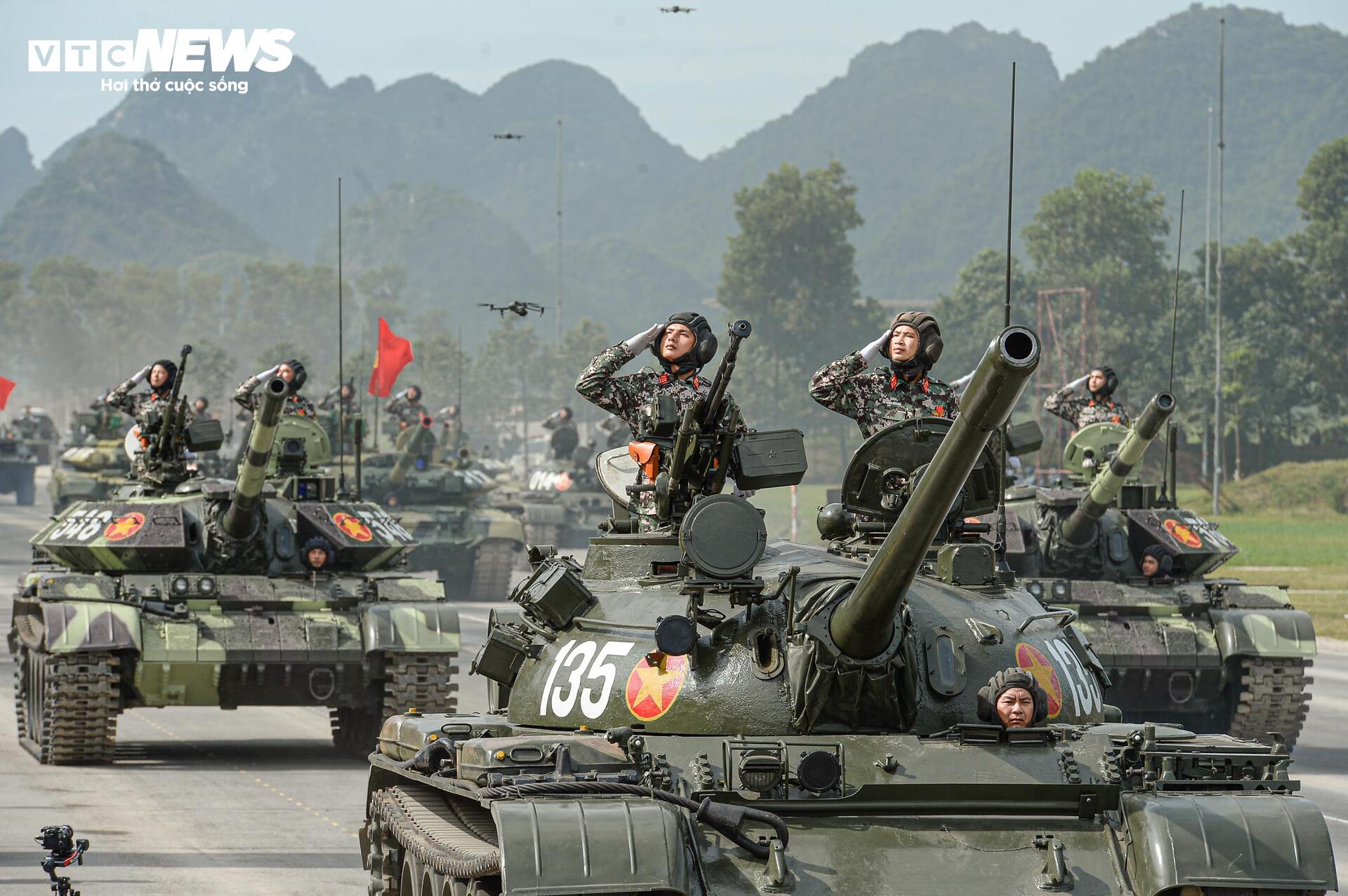 Tên lửa, xe chiến đấu 'Made in Vietnam' phô diễn sức mạnh tại buổi hợp luyện A80- Ảnh 2.