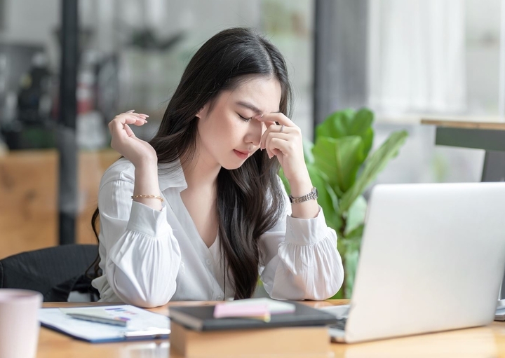 Dân văn phòng ngồi điều hòa cả ngày dễ sốc nhiệt: Bác sĩ chỉ cách phòng tránh- Ảnh 1.