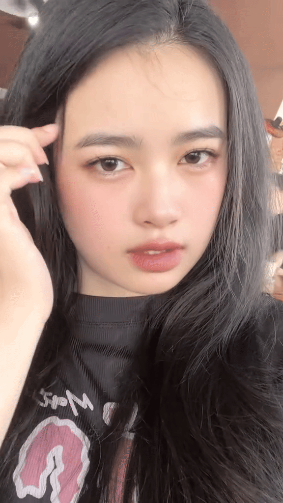 Cả TikTok học theo Hải Tú đưa tay vén tóc, ánh mắt 