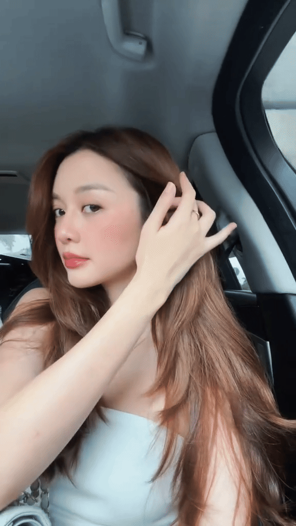 Cả TikTok học theo Hải Tú đưa tay vén tóc, ánh mắt 