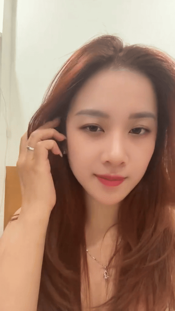 Cả TikTok học theo Hải Tú đưa tay vén tóc, ánh mắt 
